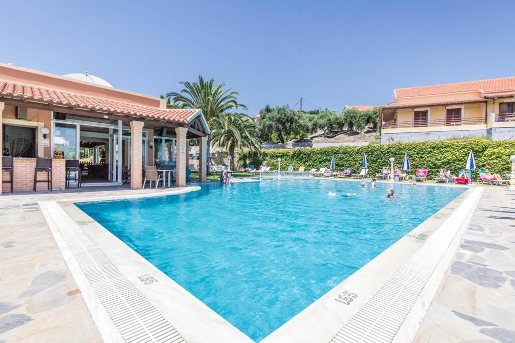 Kapetanios Apartments Agios Stefanos Avliotes  Buitenkant foto